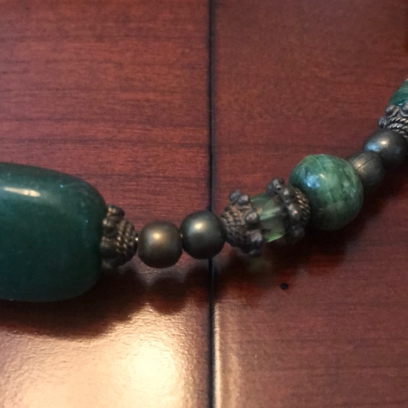 Beautiful green beaded choker & earrings - Picture 3 of 6